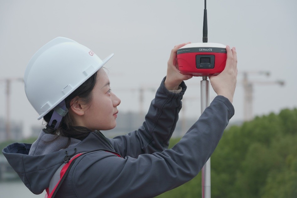 Cấu hình phần cứng mạnh mẽ với 1608 kênh GNSS