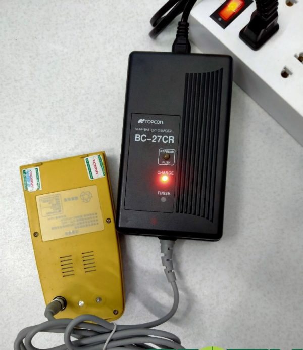 Tín hiệu đèn báo khi sử dụng bộ sạc pin máy toàn đạc Topcon 235 model BC 27CR