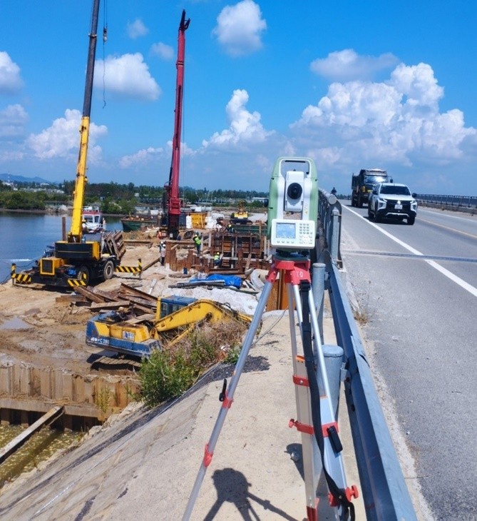 Leica TS03 có hỗ trợ đo không gương chính xác cao không?