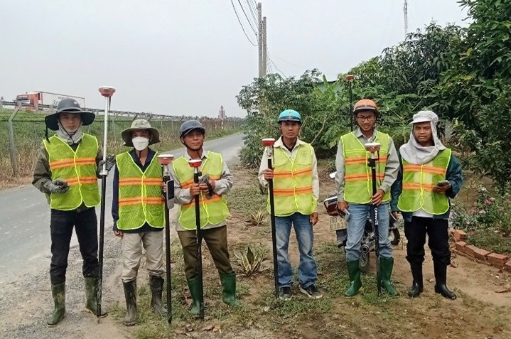 Ứng dụng thực tế trong đo đạc địa chính và san lấp mặt bằng. 